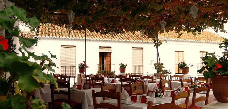 Tapas und Gazpacho gibt es in den umliegenden Restaurants und Bars.